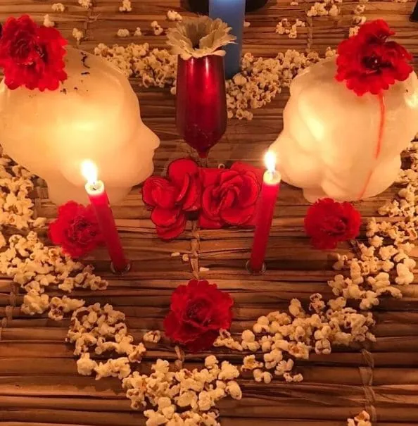 Elementos rituales de amor sobre altar