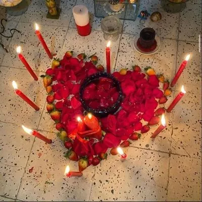 Altar ritual con velas rojas y rosas para unión de pareja